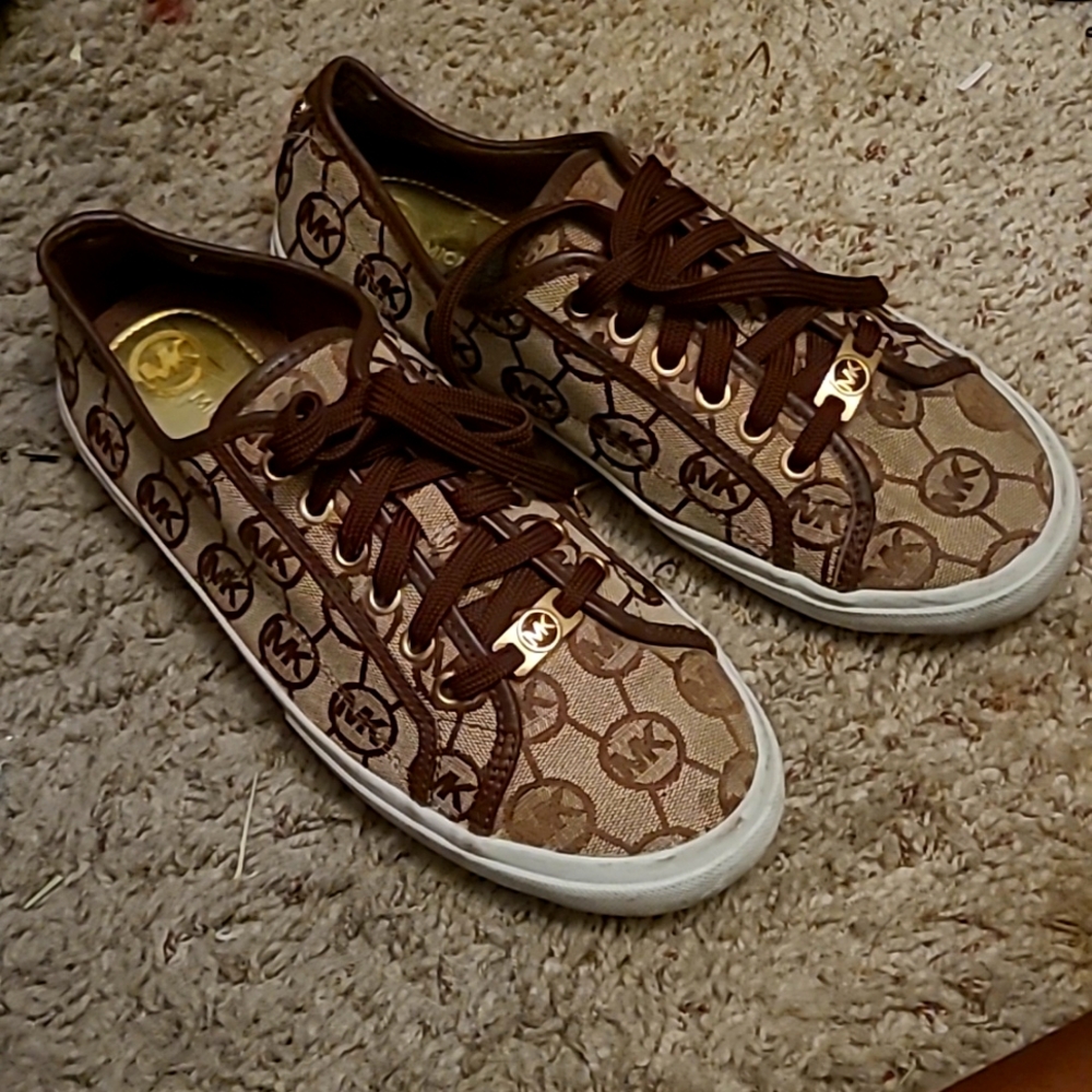 Guess tennis shoes